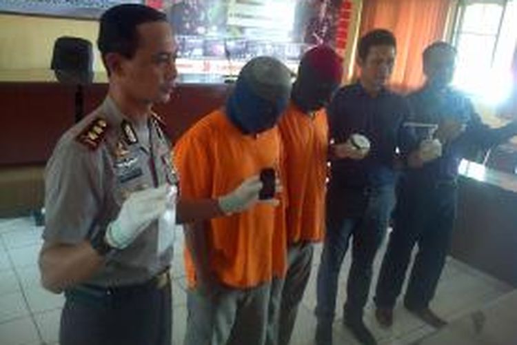 Kapolresta Probolinggo, AKBP Iwan Setiyawan, menunjukkan barang bukti sabu jenis diamond ice serta kedua kurir yang ditangkap.