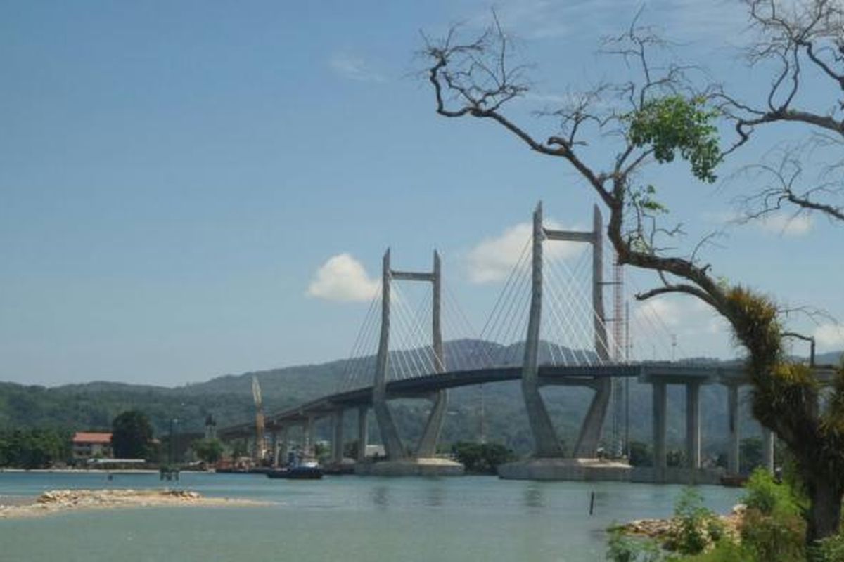 Jembatan Merah Puti, Kota Ambon, Maluku.