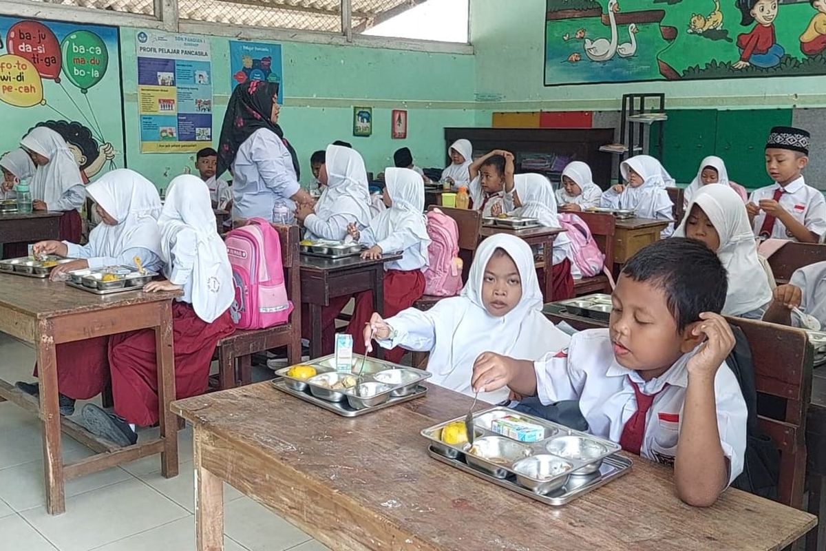 Siswa kelas 1 SDN Pandian 1, Kecamatan Kota, Kabupaten Sumenep, lahap menyantap menu makanan bergizi gratis, Senin (13/1/2025)