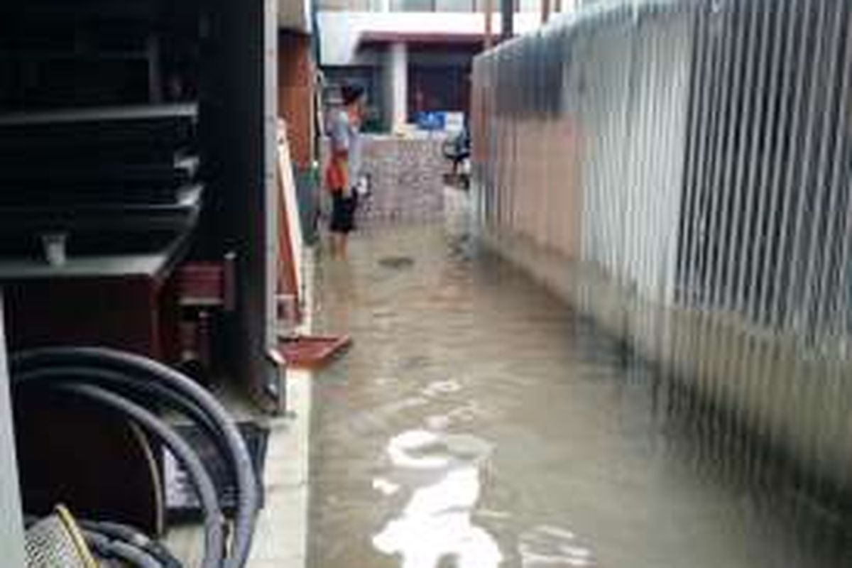 Geangan yang muncul di Blok B Balai Kota DKI Jakarta pasca hujan yang mengguyur kawasan tersebut, Senin (19/9/2016) siang.