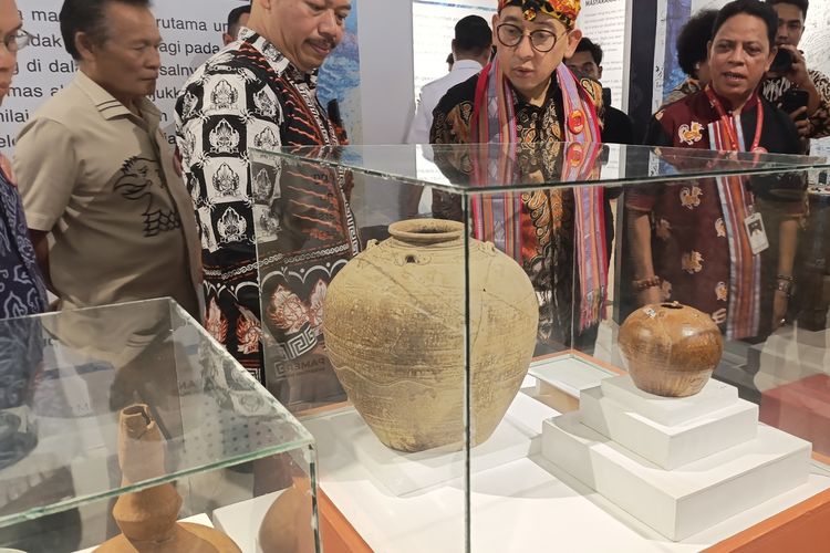 Menteri Kebudayaan, Fadli Zon saat melihat pameran di Museum NTB, Selasa (7/1/2025). Museum NTB hadirkan konsep Night at the Museum atau jelajah malam museum mulai Agustus 2026. Apa saja persiapannya?