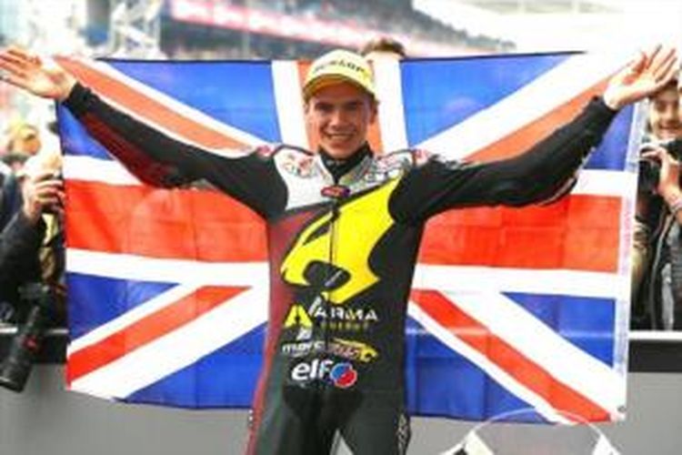 Pebalap Inggris, Scott Redding membentangkan bendera Inggris, setelah memenangi GP Perancis, 19 Mei 2013.
