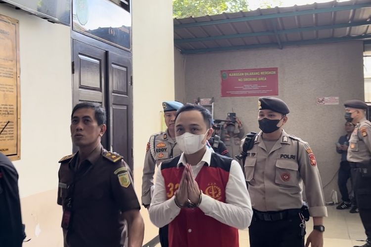 Terdakwa Ricky Rizal Wibowo atau Bripka RR tiba di Pengadilan Negeri (PN) Jakarta Selatan, Senin (16/1/2023) pagi. Ricky Rizal yang mengenakan rompi tahanan nomor 32 tiba pukul 09.08 WIB dari Rumah Tahanan (Rutan) Salemba cabang Kejaksaan Agung.