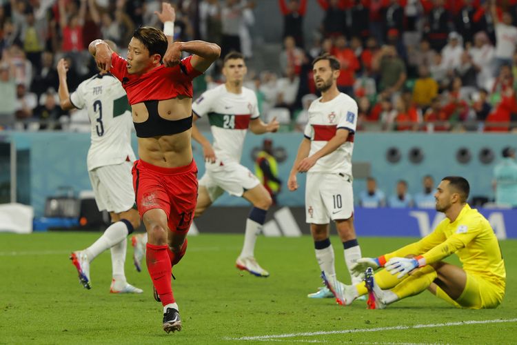 Gelandang Korea Selatan Hwang Hee-chan merayakan gol kedua timnya selama pertandingan sepak bola Grup H Piala Dunia 2022 Qatar antara Korea Selatan vs Portugal di Stadion Education City di Al-Rayyan, barat Doha pada Jumat 2 Desember 2022.