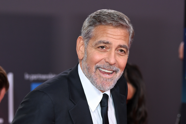 George Clooney tampil dengan rambut putih hingga ke cambang selama beberapa tahun terakhir