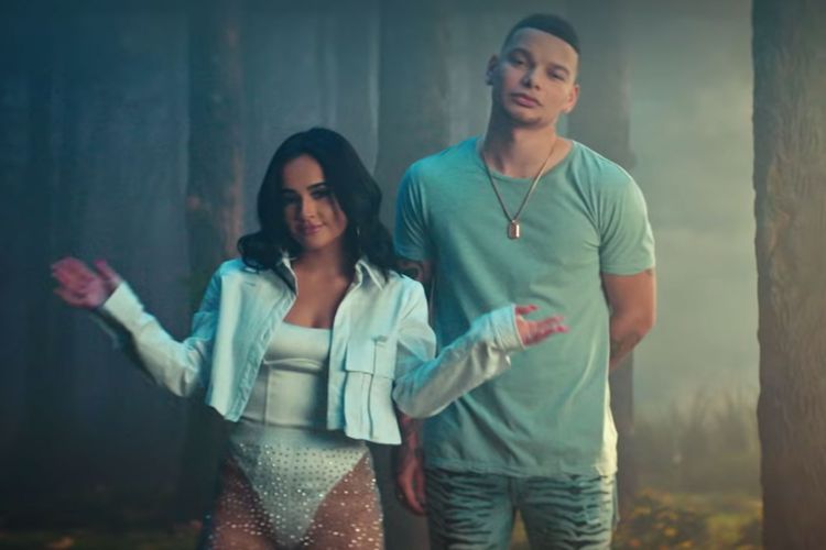 Kane Brown dan Becky G dalam video klip Lost in The Middle of Nowhere