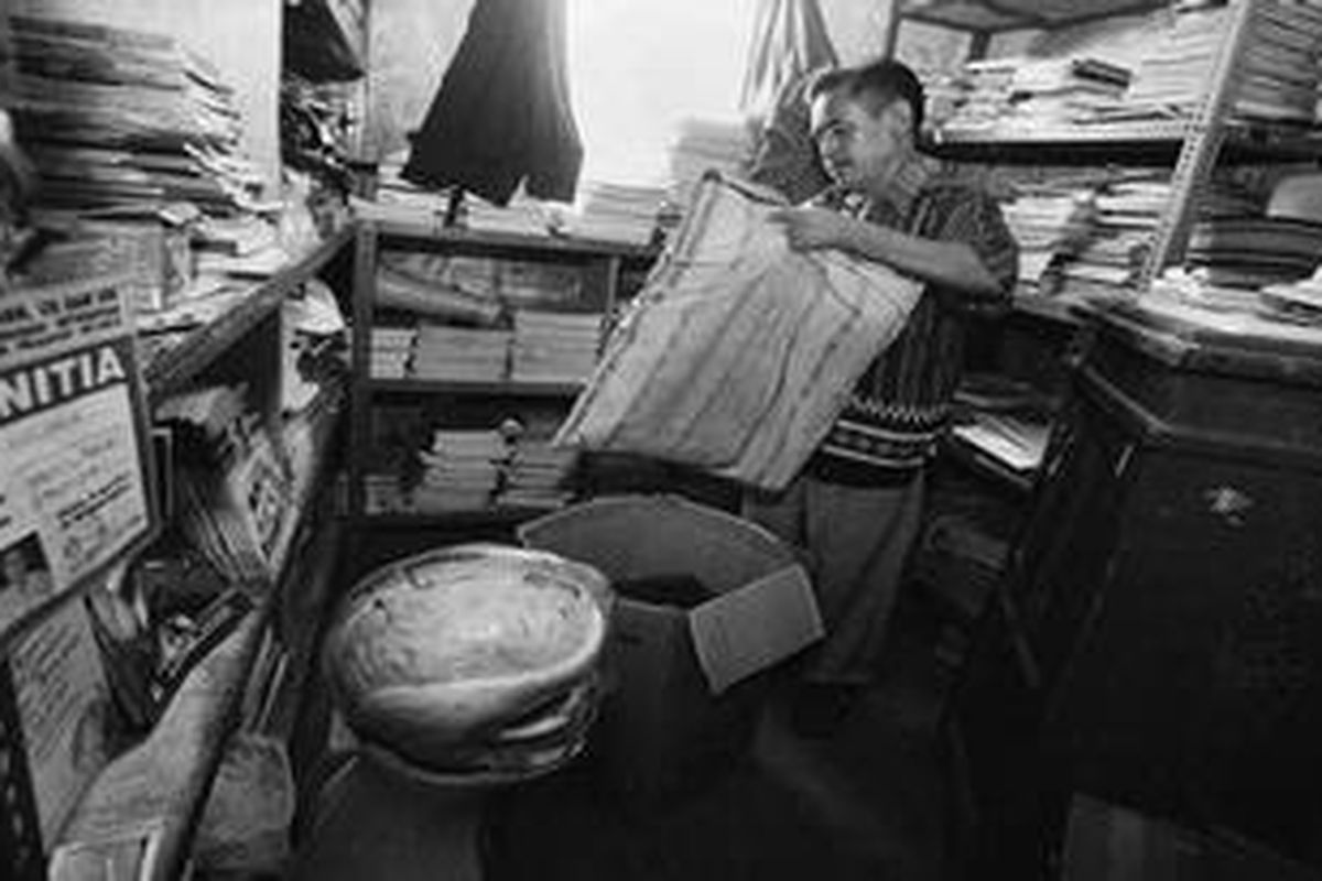 Karyana (42), guru honorer di Madrasah Ibtidaiyah Nurul Ikhlas di Muara Baru, Jakarta, Rabu (2/5), memilih tinggal di sekolah. Ia menyimpan pakaian, bantal, dan keperluan pribadinya dalam kardus di ruang perpustakaan. Saat malam ia tidur di ruang kelas. Seperti juga guru lainnya, bahkan pemilik yayasan yang juga turun mengajar, para guru honorer di sekolah tersebut digaji Rp 250.000 per bulan.