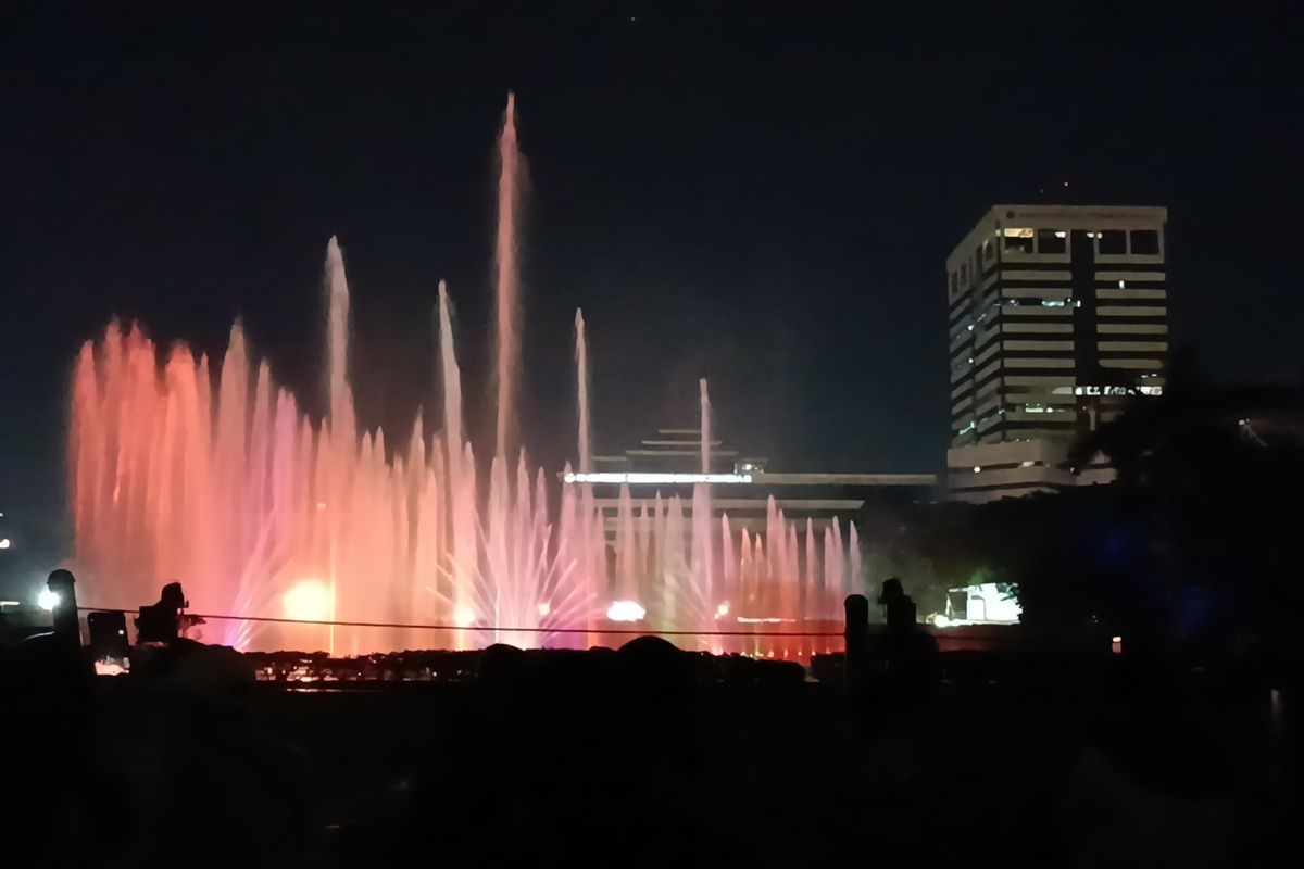 Pertunjukan air mancur menari di sisi barat Monas, Jakarta Pusat, memeriahkan perayaan malam tahun baru pada Sabtu (31/12/2022) malam. 