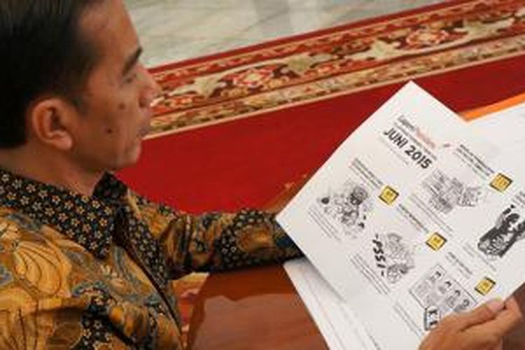 Foto Presiden Joko Widodo sedang membaca laporan aspirasi publik untuk periode Juni 2015 dari LaporPresiden.org, sebagaimana dipublikasikan melalui laman Facebook resmi Presiden Joko Widodo, Minggu (12/7/2015)