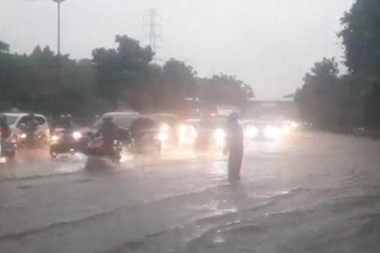Kendaraan melintasi banjir di Jalan DI Panjaitan, Jakarta, Selasa (4/10/2022). ANTARA/Yogi Rachman