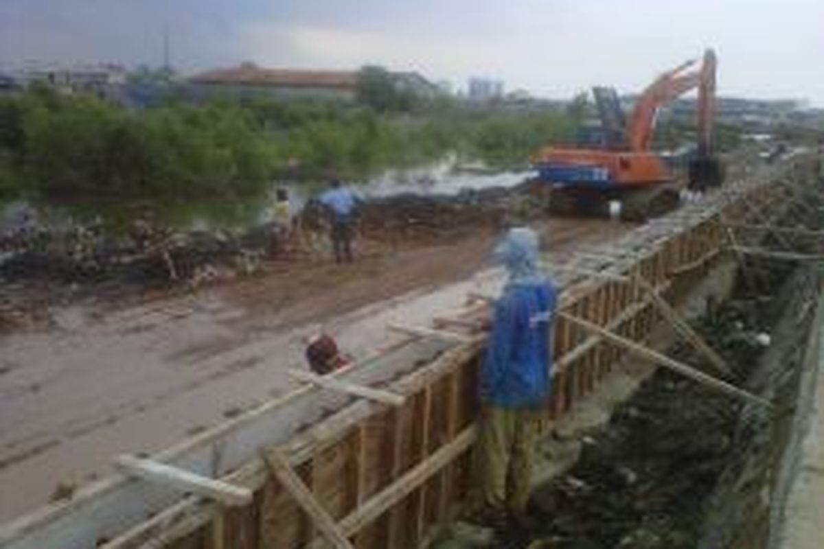 Perbaikan Turap di Muara Baru, Penjaringan, Jakarta Utara. Perbaikan turap  tersebut dilakukan untuk antisipasi banjir agar mereka tidak kebanjiran lagi seperti bulan Januari lalu hingga seatap rumah.

