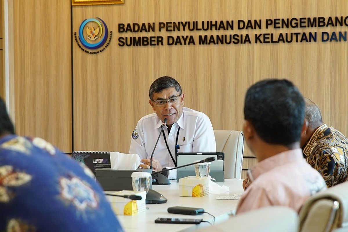 Kepala BRSDM, I Nyoman Radiarta saat menerima audiensi dari Wakil Bupati (Wabup) Tanah Bumbu, Kalimantan Selatan (Kalsel) di Ruang Rapat Utama BRSDM, Gedung Mina Bahari III, Rabu (8/2/2023). Adapun pertemuan audiensi tersebut dalam rangka audiensi Pengusulan Desa Sungai Dua di Kabupaten Tanah Bumbu sebagai Lokus SFV Kampung Patin. 