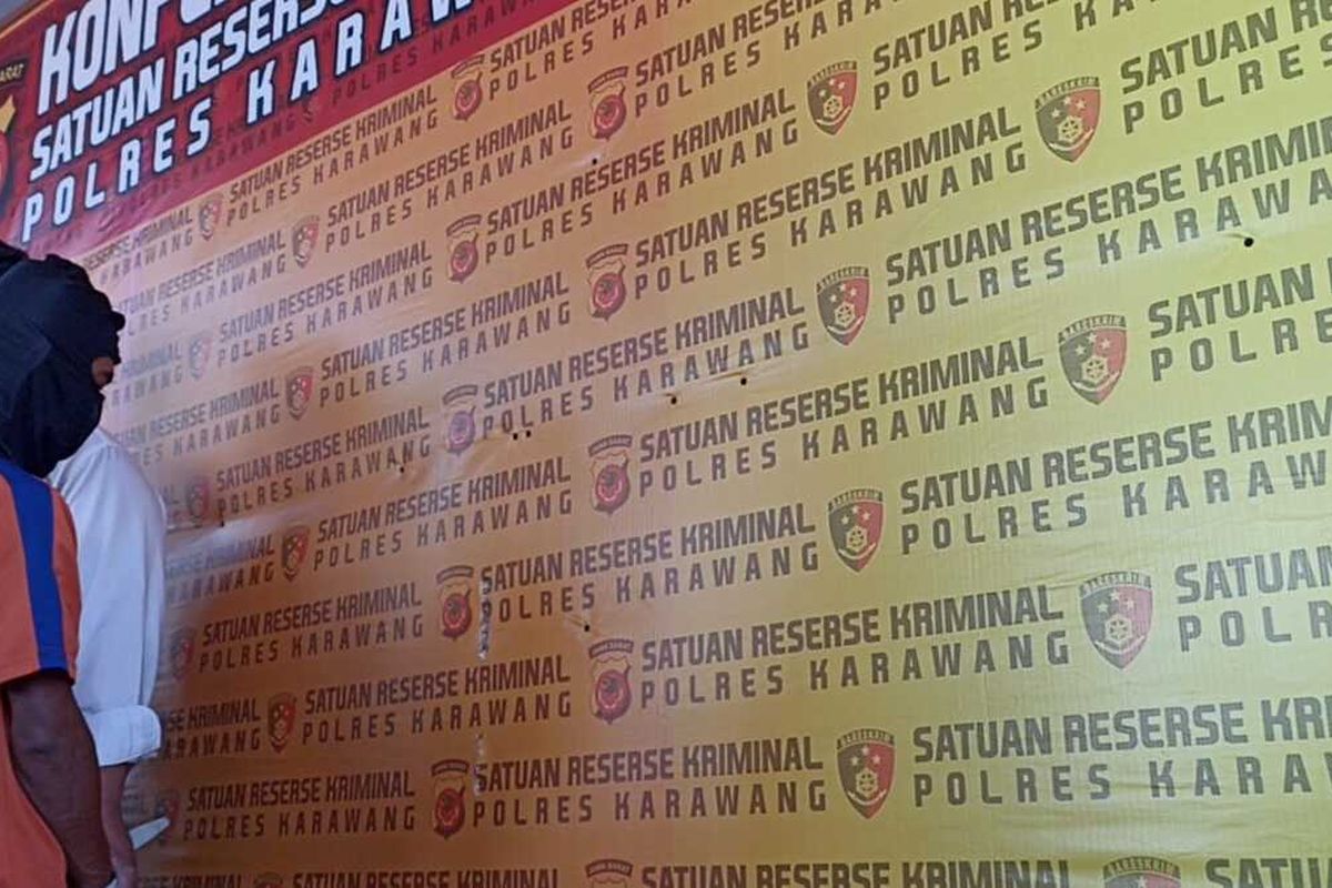 T (26) tersangka pembunuhan bocah 14 tahun di Karawang saat press release di Mapolres Karawang, Senin (23/5/2022).
