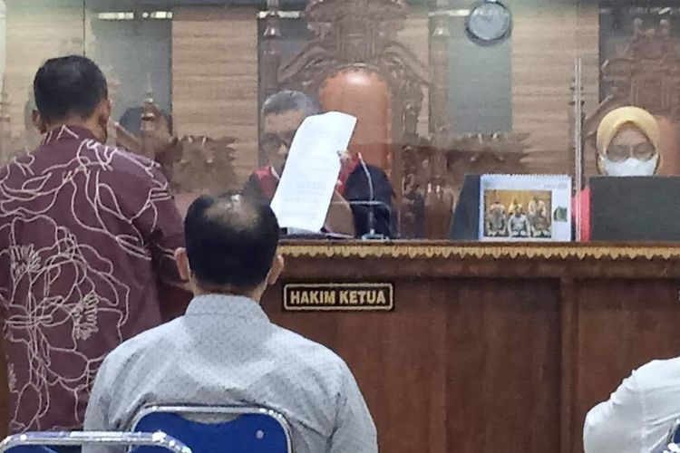 Ketua Majelis Hakim Lingga Setiawan menunjukkan hasil BAP KPK kepada saksi Joko Sumarno dalam sidang suap PMB Unila, Selasa (7/2/2023).