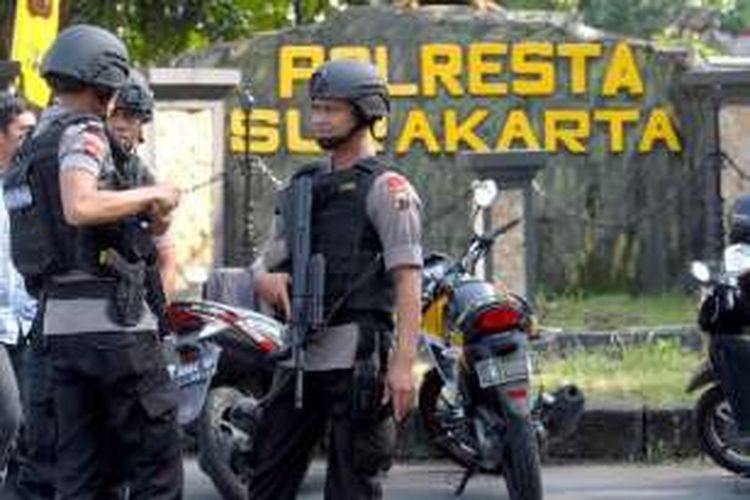 Polisi berjaga-jaga di depan kantor polisi tempat lokasi serangan bom bunuh diri terjadi di Solo, Indonesia, Selasa 5 Juli 2016. Sepekan terakhir sejumlah serangan bom terjadi di beberapa negara antara lain Turki, Bangladesh, Irak, Arab Saudi, dan terbaru terjadi di Solo, Indonesia.