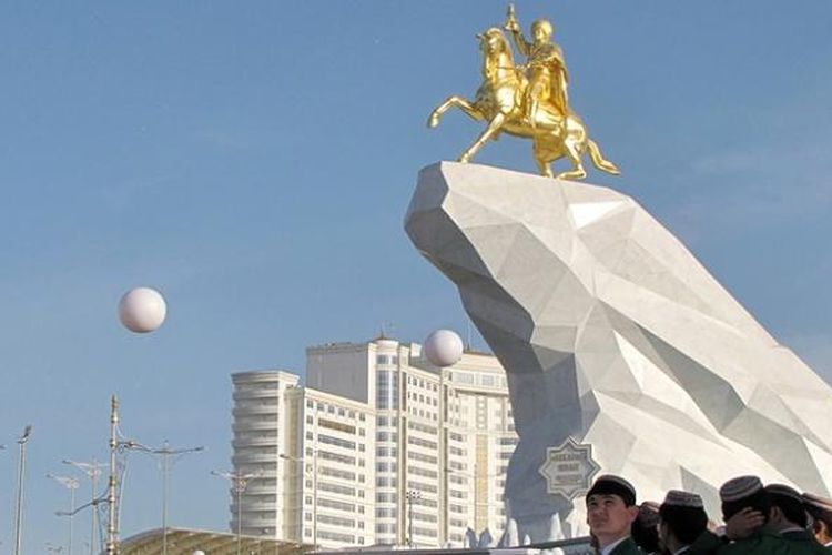 Warga Turkmenistan menghadiri peresmian patung emas yang menggambarkan Presiden Gurbanguly Berkhymukhamedov di ibu kota Ashgabat.
