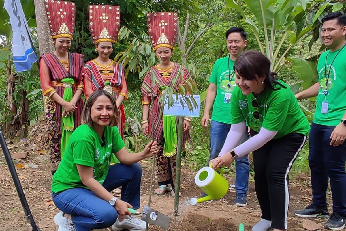 Executive Vice President Corporate Communication & Social Responsibility BCA Hera F Haryn saat menanam bibit pohon durian di kaki Gunung Sasak, Lombok Barat, Nusa Tenggara Barat pada Selasa (29/11/2022).