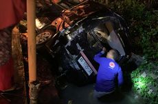 Bus Seruduk Mobil yang Berhenti di Lampu Merah sampai Terjun ke Parit, 3 Terluka