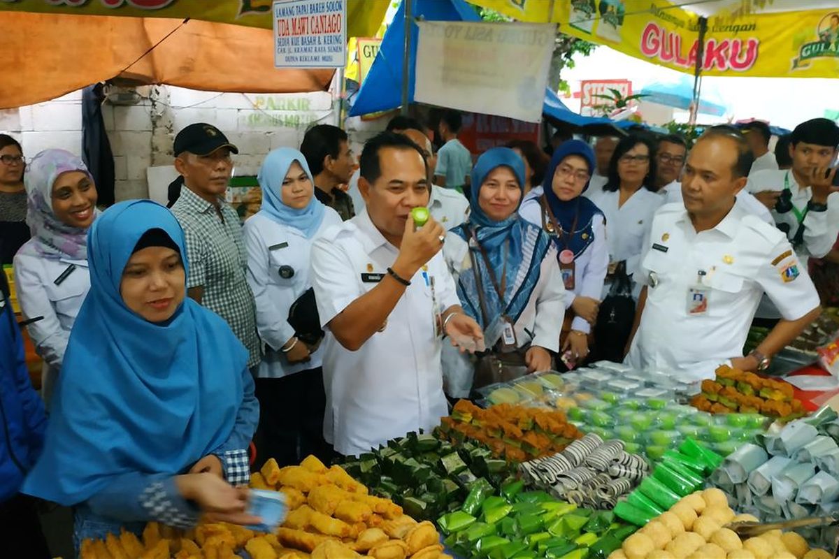 Wakil Wali Kota Jakarta Pusat Irwandi turut memantau kualitas menu berbuka puasa di Bendungan Hilir, Jakarta Pusat, Rabu (8/5/2019) petang.