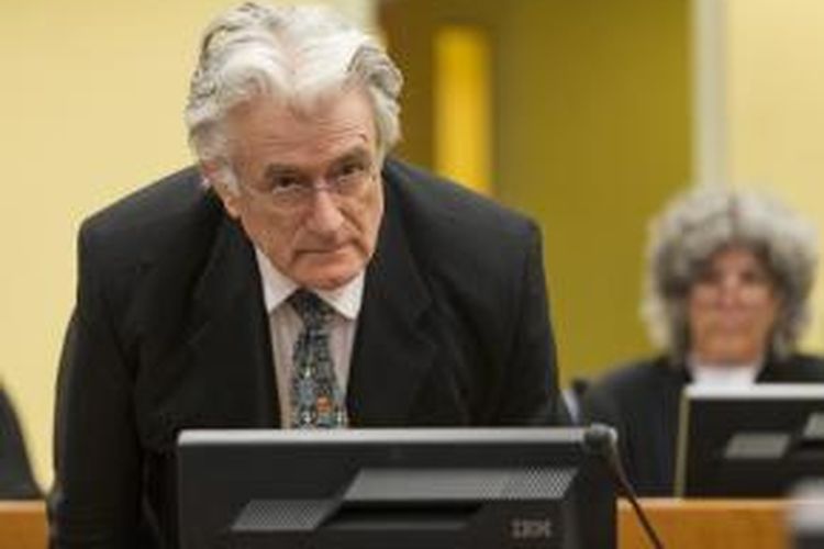 Radovan Karadzic, dalam persidangan banding di Pengadilan Kejahatan Perang PBB di Den Haag, Belanda, Kamis (11/7/2013). Dia dikenakan beragam tuduhan genosida, termasuk pembantaian Muslim Bosnia dan Kroasia pada 1992. Tuduhan dalam persidangan lain adalah genosida dalam tragedi Pembantaian Sebrenica pada 1995.