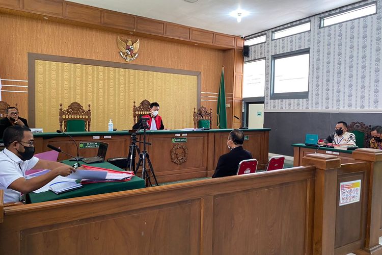 SIDANG--Pengadilan Negeri Kabupaten Madiun menggelar sidang gugatan praperadilan Kapolres Madiun terkait penetapan seorang warga berinisial TW sebagai tersangka kasus percabulan, Jumat (22/4/2022). 