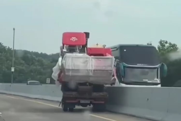 Video truk bermuatan alat pertanian viral karena berjalan tanpa sopir di KM 413 Tol Kalikangkung jalur B arah Jakarta viral di media sosial.