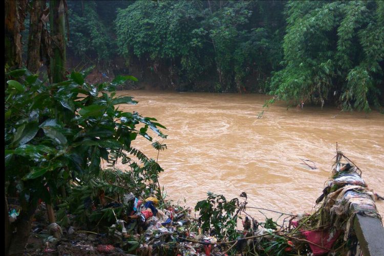 Bibir Sungai Ciliwung tepat berada di pemukiman warga RT 005 RW 014, Kemirimuka, Beji, Depok, Jawa Barat, Rabu (7/2/2018).