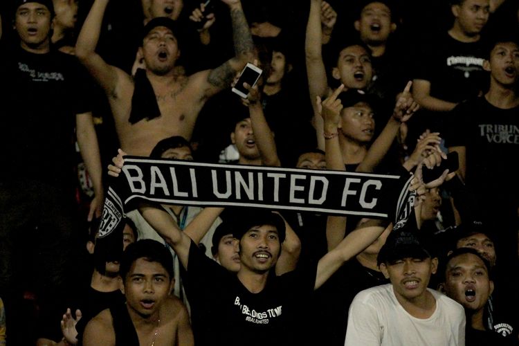 Suporter Bali United saat menyaksikan laga babak penyisihan Grup G AFC Cup 2022 melawan Kedah Darul Aman FC yang berakhir dengen skor 2-0 di Stadion Kapten I Wayan Dipta Gianyar, Bali, Jumat (24/6/2022) malam.