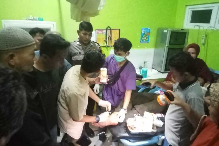 Edi Ron (39), warga desa Lantik, Kecamatan Teupah Barat, Kabupaten Simeulue, korban pemukulan seorang WNA asal Australia, Risby Jones (23) , sedang mendapat penanganan medis di RSuD Simele.