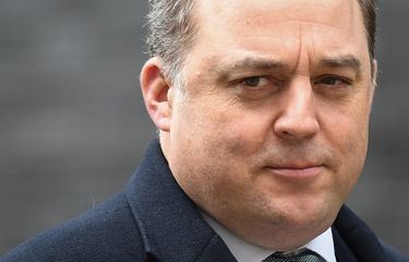 Reaksi Menteri Pertahanan Inggris Ben Wallace saat dia pergi setelah menghadiri pertemuan Kabinet mingguan di 10 Downing Street, di London, pada Senin (21/2/2022).