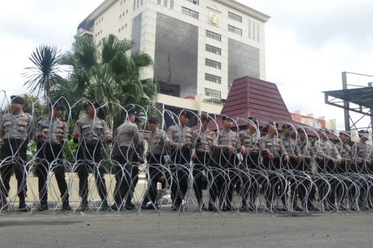 Puluhan polisi berjaga di depan gedung Mabes Polri untuk mengamankan aksi demonstrasi oleh Laskar Pembela Islam di Mabes Polri, Jakarta, Senin (16/1/2017).