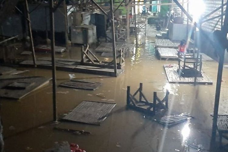Banjir akibat luapan sungai mulai menggenangi lapak pedagang di Pasar Parteker, Pamekasan, Jawa Timur, Kamis (10/3/2022) malam. 