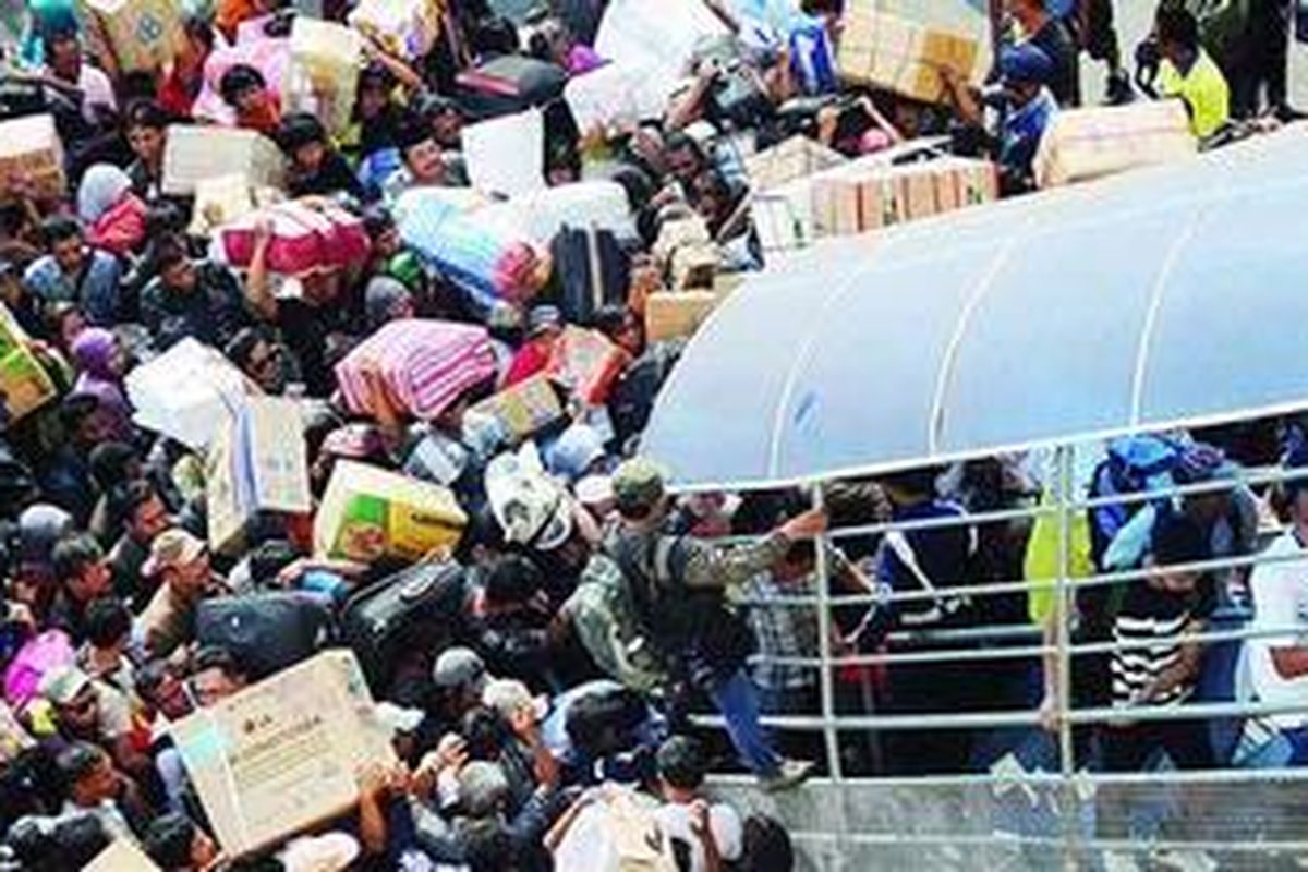 Pemudik di Pelabuhan Tanjung Priok, Jakarta, berdesakan untuk naik ke KM Lambelu dengan tujuan akhir Ternate, Maluku Utara, Jumat (26/8/2011). 