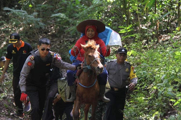 Kapolsek Tempurejo, AKP Suhartanto, mengawal langsung pendistribusian logistik Pilkada ke daerah terpencil di Dusun Sumbersalak, Desa Andongrejo, Kecamatan Tempurejo, Kabupaten Jember, Jawa Timur, Selasa (26/6/2018).