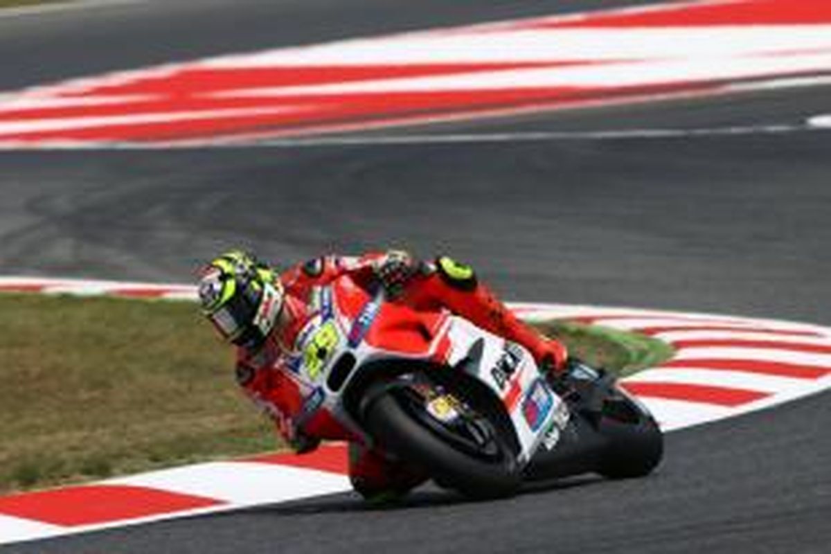 Pebalap Ducati, Andrea Iannone, memacu motornya pada sesi latihan bebas keempat GP Catalunya di Sirkuit de Barcelona, Sabtu (13/6/2015).