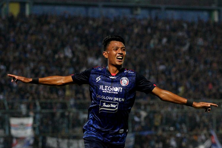 Pemain Arema FC Dedik Setiawan selebrasi seusai mencetak gol ke gawang RANS Nusantara FC saat uji coba yang berakhir dengen skor 4-0 di Stadion Kanjuruhan Kabupaten Malang, Selasa (7/6/2022) malam.