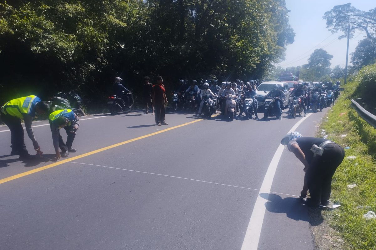 Kecelakaan beruntung antara Bus Almasar dengan dua pengendara sepeda motor terjadi di Jalan Jamin Ginting Km 53, Kabupaten Deli Serdang, Provinsi Sumatera Utara pada Selasa (24/3/2026).