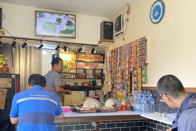 Weekend ke Kafe, Weekday ke Warkop: Pola Konsumsi Ganda Pekerja Urban Jakarta