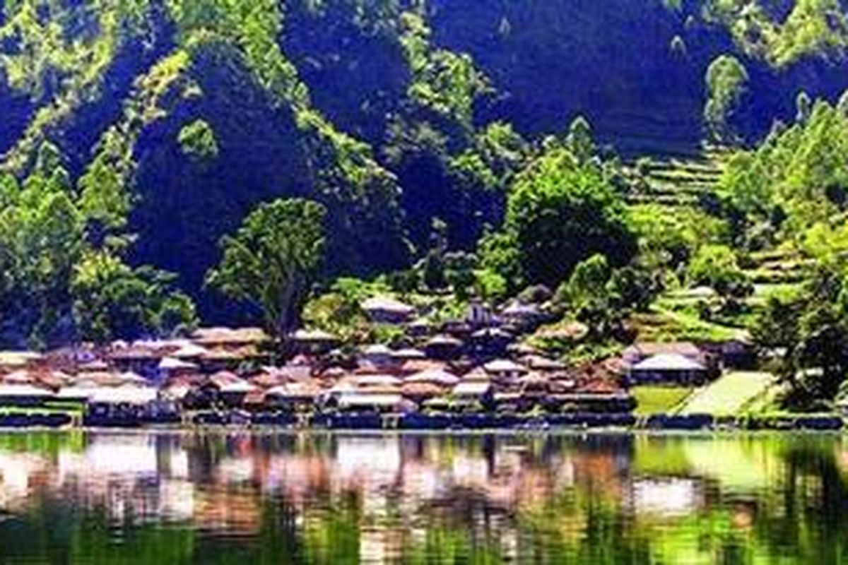 Desa Terunyan di Kecamatan Kintamani, Kabupaten Bangli, Bali, terletak di lembah perbukitan di pinggir Danau Batur, Sabtu (28/8/2010). Desa itu merupakan salah satu desa tua di Pulau Bali.