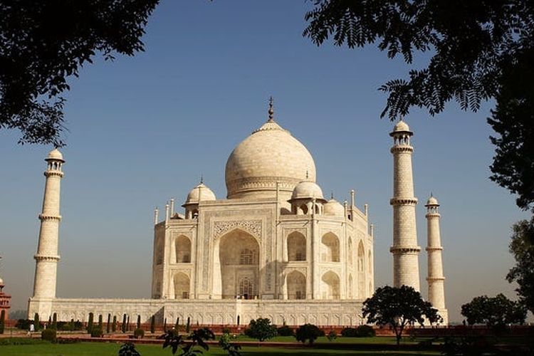Taj Mahal India menjadikan tempat lokasi yang banyak dikagumi oleh wisatawan asing 