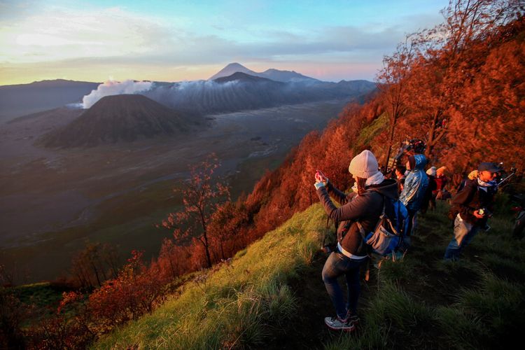 Pengunjung mengabadikan keindahan di lokasi wisata Bukit Cinta, Pasuruan, Jawa Timur, Sabtu (4/11/2017). Bukit Cinta menjadi alternatif menyaksikan matahari terbit di kawasan wisata Gunung Bromo.
