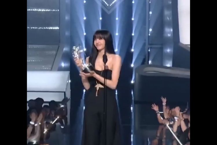 Lisa BLACKPINK menang penghargaan Best Kpop di MTV Video Music Awards (VMA) 2022 dengan lagu Lalisa.