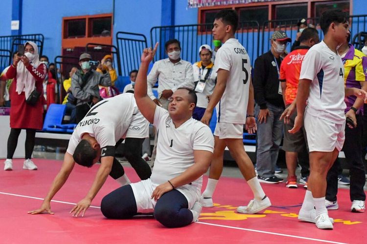 Abdul Halim (mengangkat tangan), atlet sepak takraw Gorontali, tengah bersyukur atas kemenangan timnya atas Tim Jawa Tengah. Kemenangan ini juga memastikan emas perdana bagi Gorontalo di PON XX 2021, Kota Jayapura, Papua, Minggu (3/10/2021)