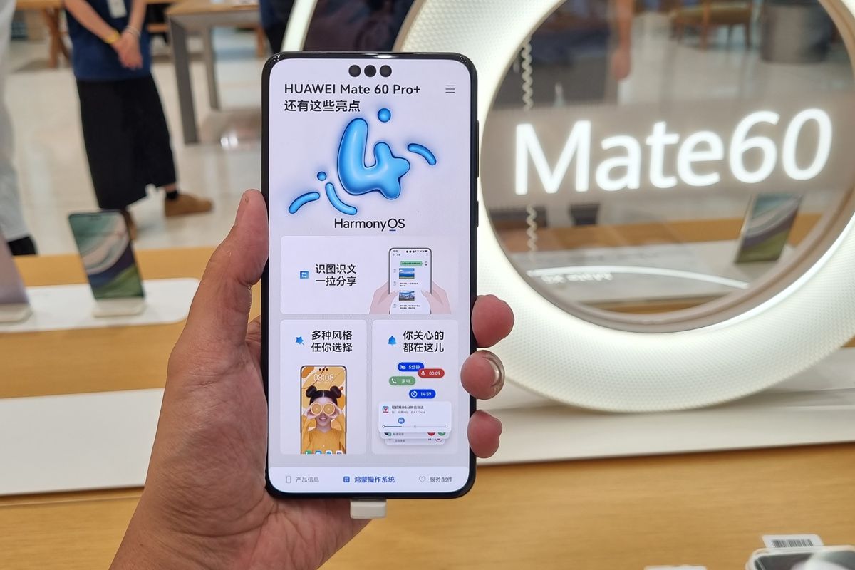 Huawei Mate 60 Pro Plus nyaman digenggam meski dimensinya cukup besar dengan luas layar 6,8 inci. Keempat sisi Mate 60 Pro Plus memiliki bentuk membulat. HP ini yang membuat pemerintah AS marah karena chipsetnya, Kirin 9000S, dianggap menggunakan teknologi terlarang.
