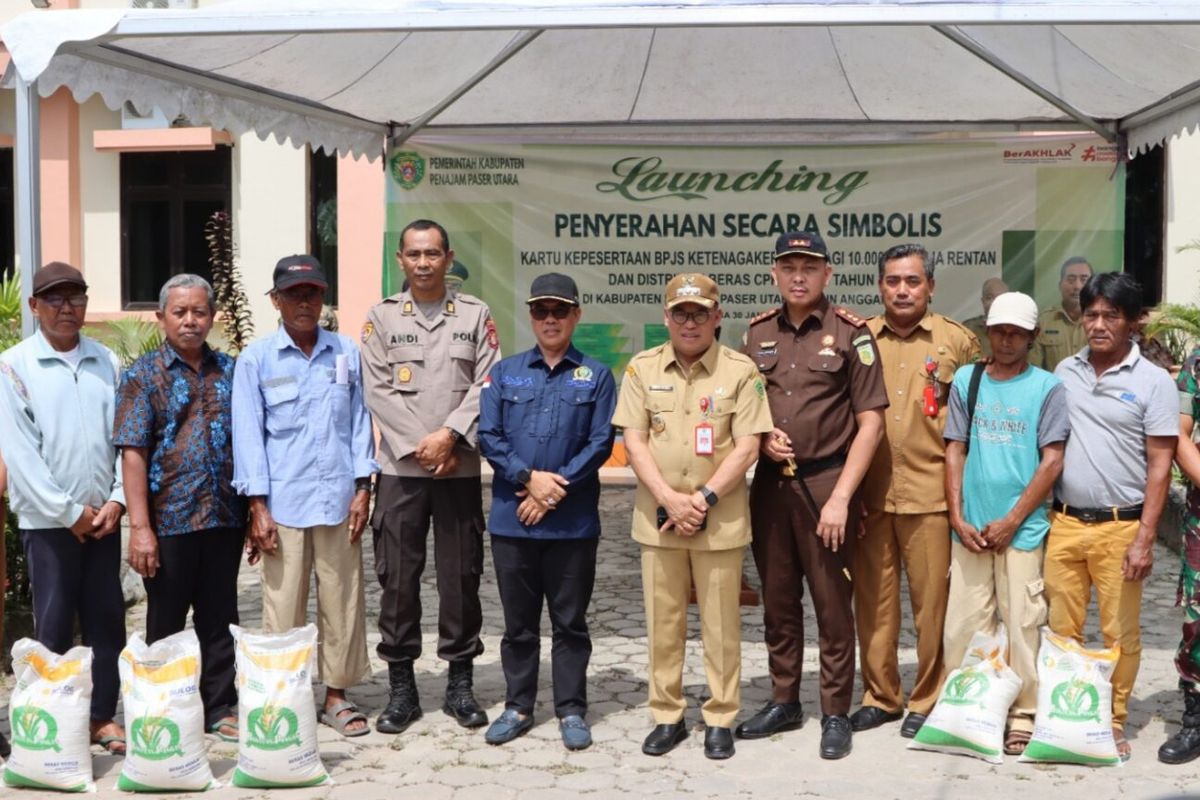 Pejabat (Pj) Bupati Penajam Paser Utara (PPU), Makmur Marbun menyerahkan secara simbolis Cadangan Pangan Pemerintah (CPP) Pusat Tahap I Tahun 2024.