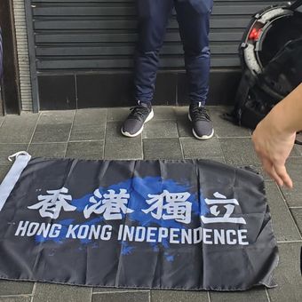 Bendera Hong Kong Merdeka dibeberkan oleh seorang pria di Hong Kong, Rabu (1/7/2020)