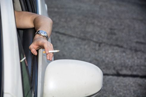 Merokok Sambil Nyetir Mobil juga Perlu Dilarang