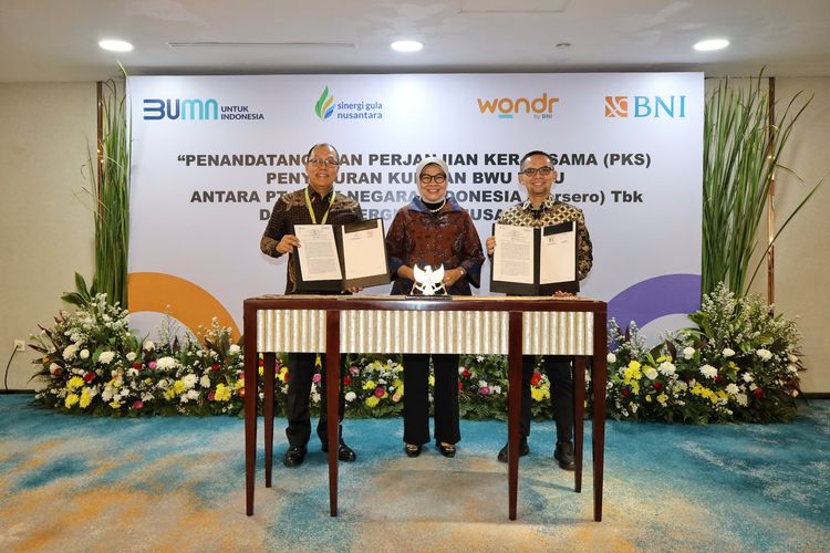 Penandatanganan perjanjian kerja sama penyaluran KUR antara Pemimpin Divisi Business Program BNI Sunarna Eka Nugraha dan Direktur Keuangan Sinergi Gula Nusantara Hariyanto di Kantor Pusat BNI, Jakarta, Rabu (11/12/2024). 
