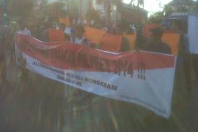 Demo tolak kecurangan pilpres di tengah car free day di Jalan Pahlawan Semarang, Minggu (10/8/2014)