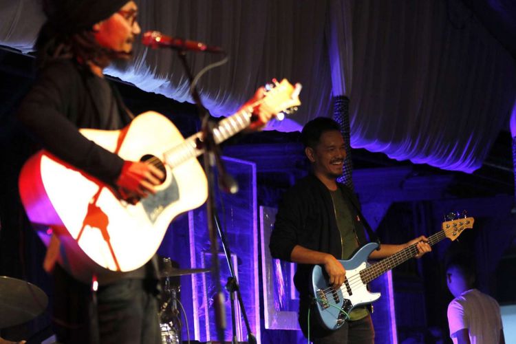 Penampilan band Dialog Dini Hari pada malam Jamuan Cerpen Kompas di Bentara Budaya Jakarta, DKI Jakarta, Kamis (28/6/2018). Acara tersebut merupakan malam pengumuman Cerpen Terbaik Kompas 2017 sekaligus peringatan ulang tahun Harian Kompas yang ke-53.